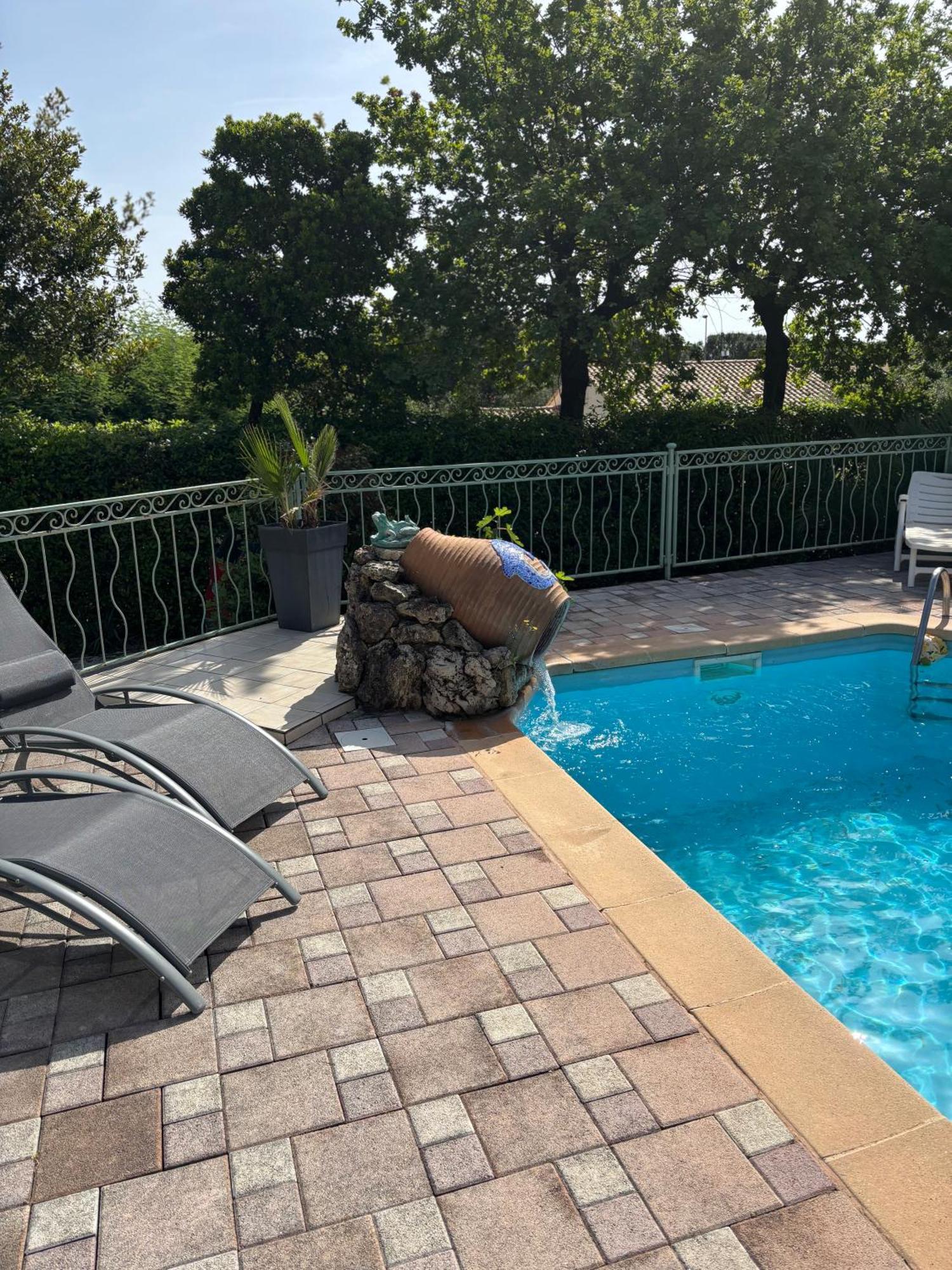 La Cigaliere 1 Charmant T1 Bis Avec Terrasse Dans Villa Sollies-Ville Luaran gambar